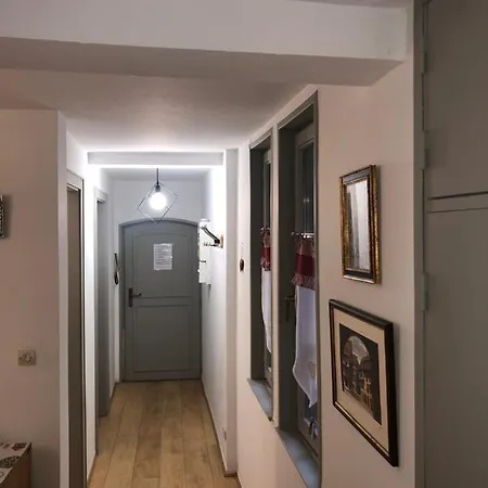 Carre Or Au Pied De La Cathedrale *