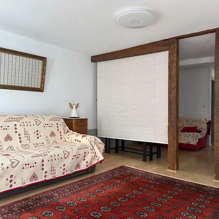 Carre Or Au Pied De La Cathedrale *