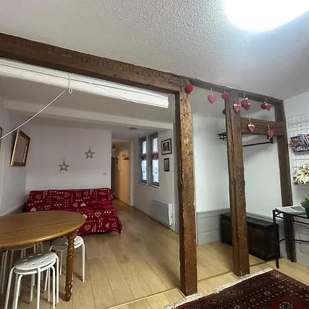 Carre Or Au Pied De La Cathedrale